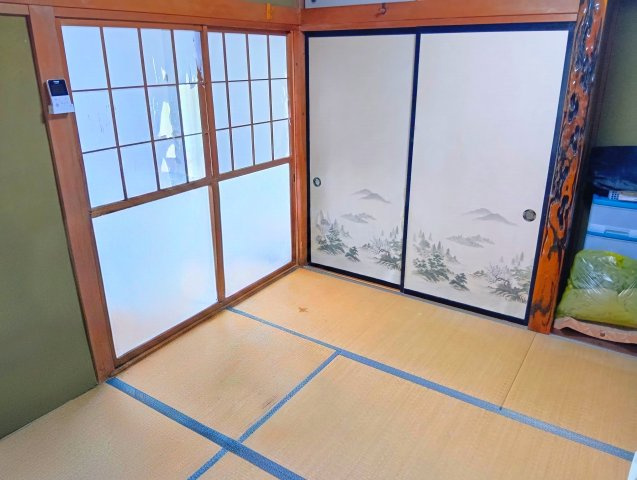 明るい空間でのびのびと生活できます。押入れがあるので布団をしまっておく事も出来ます。
