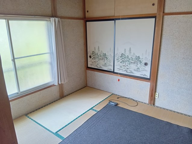 窓が多く心地の良い空間となっています。収納スペースがしっかり確保されており、部屋を広々と使えます。