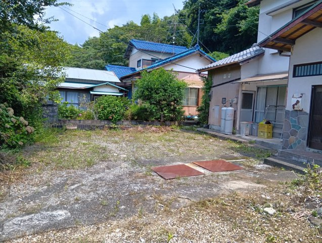 駐車スペースは5台駐車可能です。ご家族のお車もゆとりをもって駐車可能です。