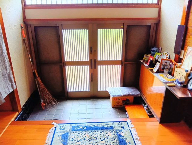 備え付けのシューズボックスがあるので収納がたっぷりあります。靴をしまって玄関をすっきりと使えます。