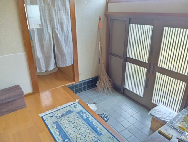 玄関は引き戸なので荷物の出し入れが楽です。風の入れ替えも出来て便利です。