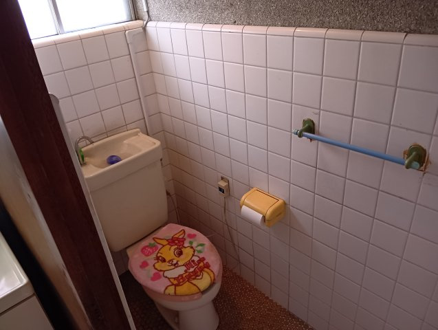 トイレには窓があり明るい室内です。コンパクトな設計で空間を広く感じさせるデザインになっています。