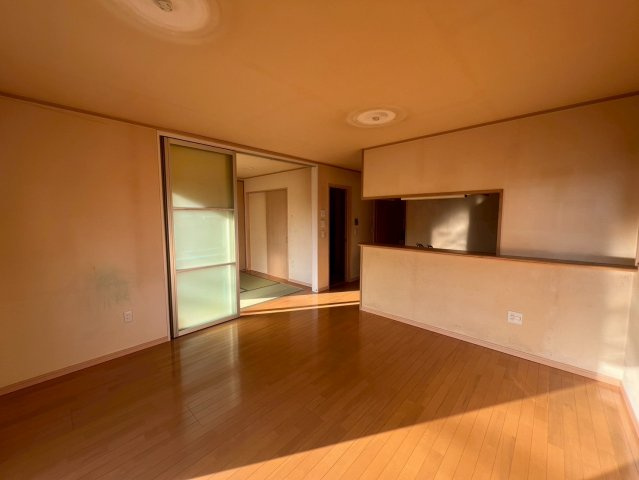 向かって奥にキッチン、左側に和室があります。