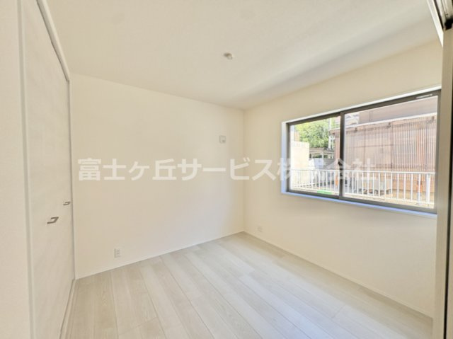 コンパクトで使いやすい洋室です