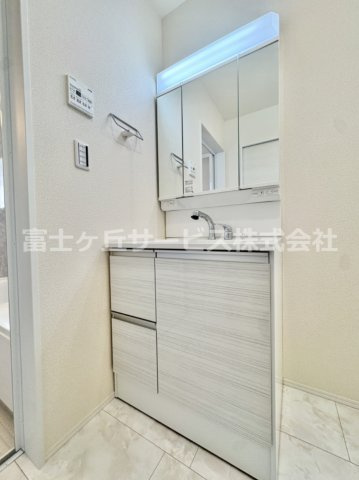 独立洗面台、朝の身支度には欠かせません