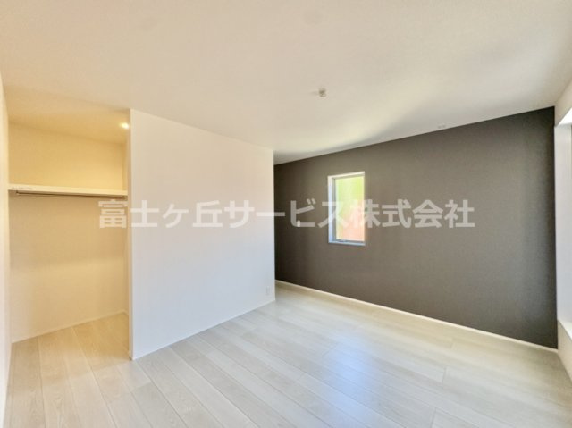 落ち着いて過ごせるお部屋なので、寝室にいかがでしょうか