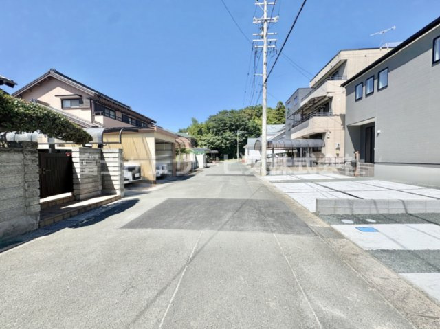 前面道路含む現地写真です