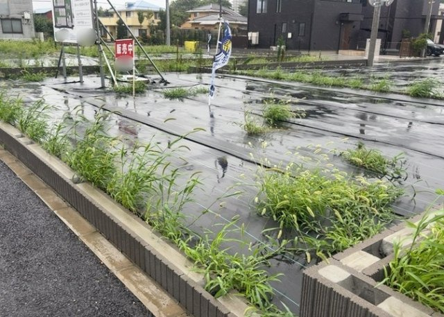 土地の面積＝住宅面積ではありません。建ぺい率の問題などで、土地のある場所によって住宅を建てられる面積は限られています。高さもしかり、「土地」という言葉の中には、建築条件も含まれると考えておきましょう。