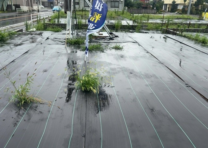 家を建てる場合、方位は要チェックです。現実的に日当たりのよい家ならばリビングは南側、建築基準法でも北側に当たる家への配慮は求められています。土地を見学に行く際は、方位磁針を持って行くようにしましょう。