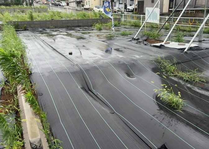 土地購入を検討されている場合、境界杭がない状態で購入してしまうと境界確定測量をする必要があり、費用がかかります。購入の前に、売主、隣土地所有者立ち合いのもと境界を確定し境界杭を設置するのがベストです。