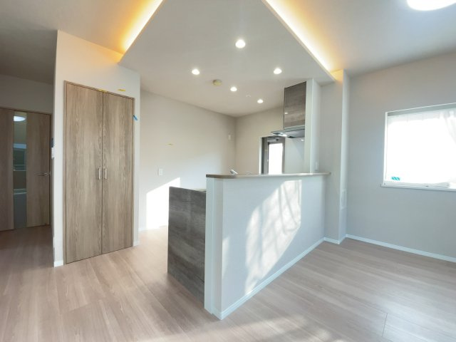 【リノベーション仕様】対面式システムキッチン！明るい角住戸で圧巻の開放感を楽しめます♪