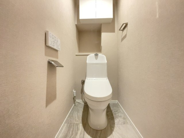 【新品】トイレ交換（収納棚・温水洗浄便座・窓付き）、とても綺麗で清潔感があります♪