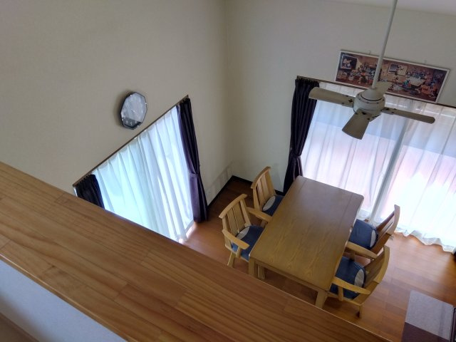 吹抜けがあるので広々として開放感があります。天井が高くなるのでが広く感じます。