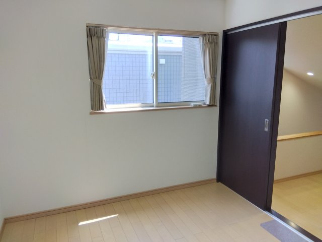 落ち着いたカラーリングで、リラックスできる雰囲気になっています。デスクやチェアを配置して趣味や在宅ワーク用の部屋におすすめです。