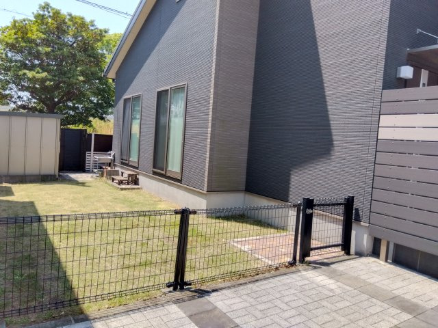 建物横に広い庭があります。家族でバーベキューが楽しめます。ドッグランにもおすすめです。