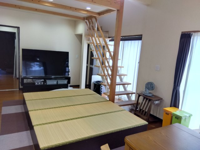 大きい窓から入るたっぷりの日差しが嬉しいですね。窓も多く明るいので家族団欒の楽しい時間が過ごせそうですね。