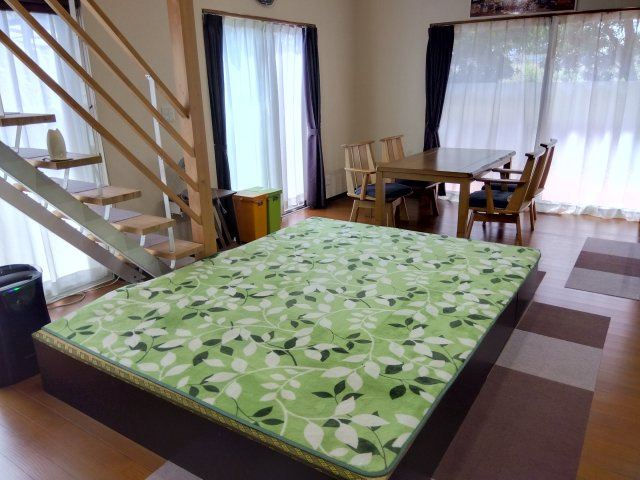 大きい窓があるので明るい空間でのびのびと生活できます。リビングダイニングが一続きで家族の会話も弾みますね。