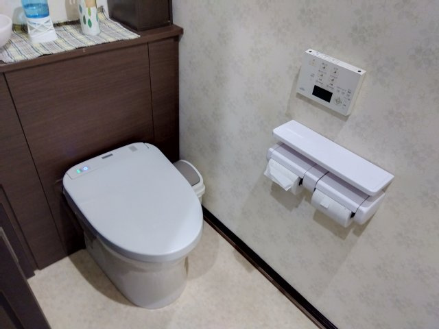 トイレ上部に収納スペースがあります。トイレットペーパーのストックなどをしまっておけて便利です。シンプルで使い勝手のよいトイレです。