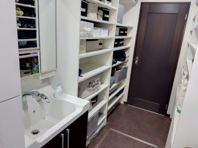 独立洗面台があり鏡もあるので朝の支度にも便利です。奥に収納スペースが広くあるのでタオルや日用品を置けて便利です。