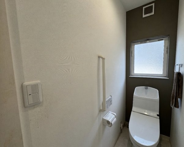 2階にもトイレを備えており混雑時や夜間の利用にも便利な設計。温水洗浄便座付きで快適にお使いいただけます。窓付きのため自然換気ができ明るく清潔感のある空間。手すりも設置されており安心して利用できます。