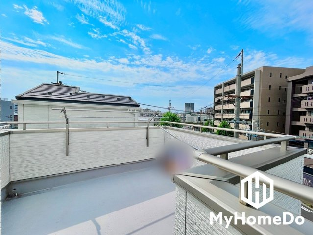 広々バルコニーで洗濯物もスッキリ！通風良好で洗濯物がよく乾き、毎日の家事がもっと楽に。