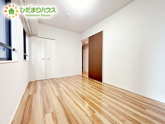 壁紙はシンプルで清潔なホワイトで統一しています。朝の光をたっぷり浴びながら一日をスタート！目覚めは明るくあたたかな場所で。