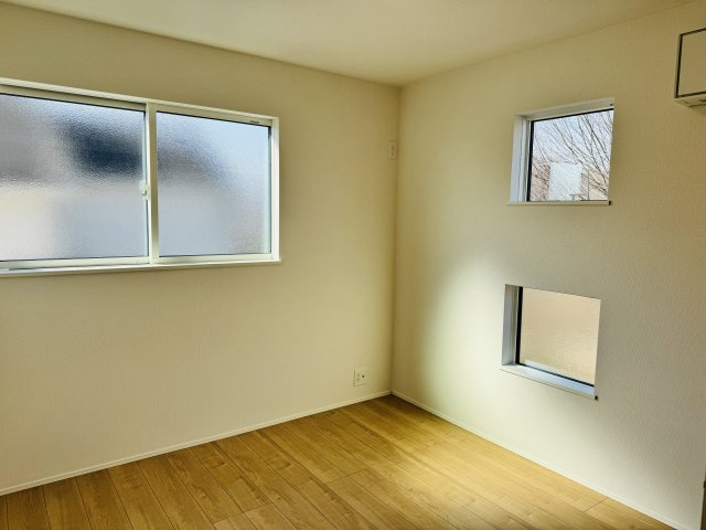 ～2階5.2帖の洋室　2面採光で明るく風通しの良いお部屋です～