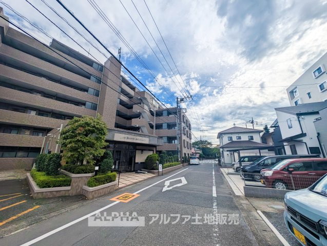 【Convenient　Location】◆小作駅徒歩10分◆JR青梅線「小作」駅まで徒歩10分。毎日の通勤や通学にも利用しやすい立地に建つマンションです。