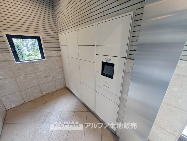 【Delivery　Box】◆不在時にも便利◆留守中でも荷物を受け取りやすい宅配ボックス。帰宅時間を気にせず受け取れる、日々の暮らしに便利な設備です。