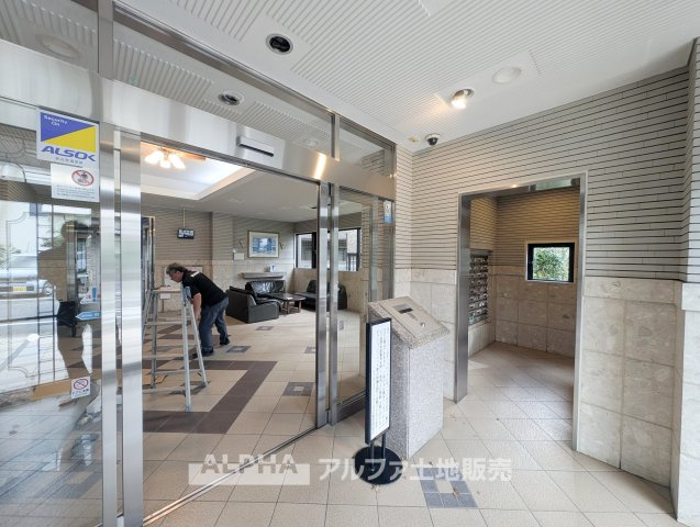 【Entrance】◆住まいの玄関口◆毎日の行き帰りや来客を迎えるマンションエントランス。住戸へ向かう時間を気持ちよくつないでくれる共用空間です。