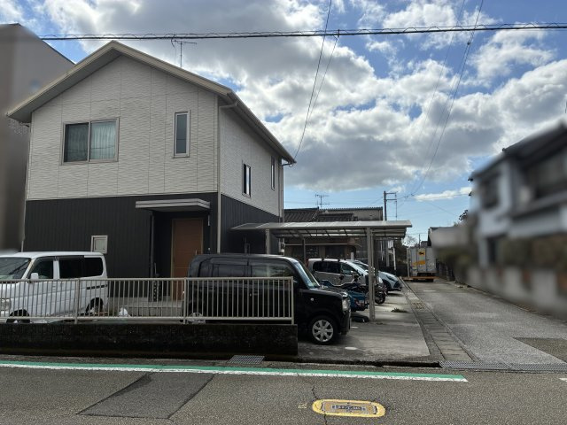 北側と西側道路で車の出し入れもしやすい環境♪