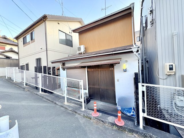 前面道路には歩道が整備されていて安全です。