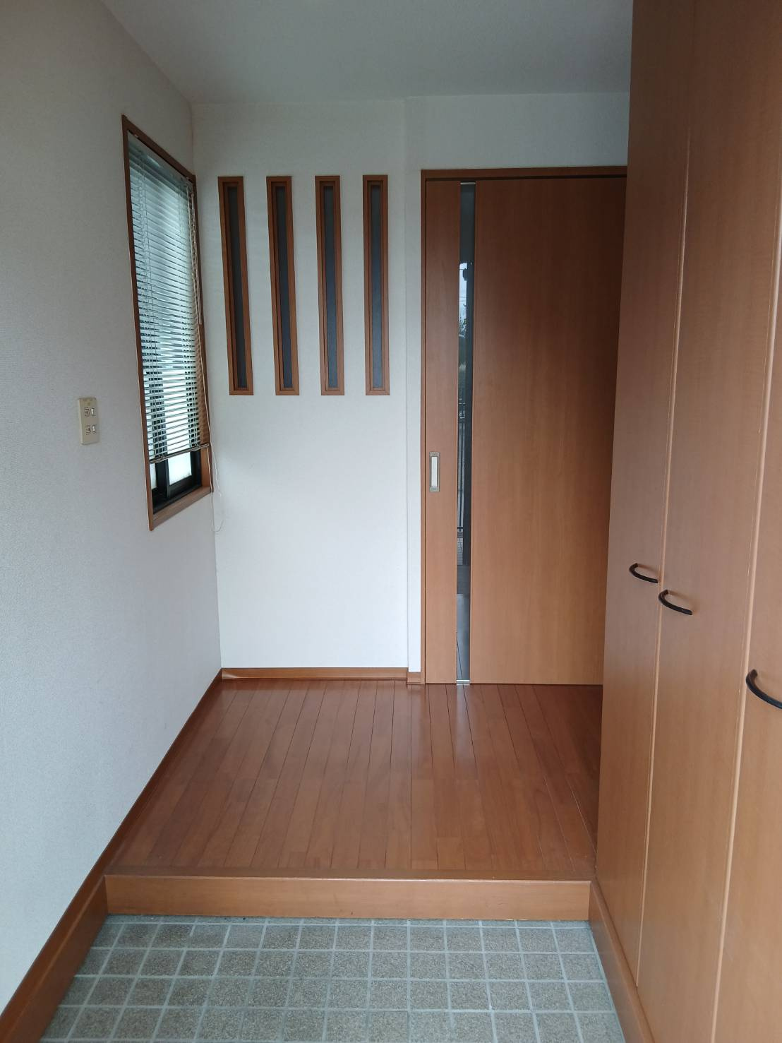 【玄関／現地完成写真】ゆったりと明るい玄関が皆様をお出迎え。天井までの高さのシューズボックス有り。