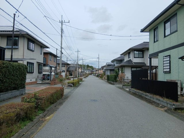 【前面道路／現地写真】前面道路は約9ｍで、車両のすれ違いや車庫入れが楽です。現地でご確認ください。