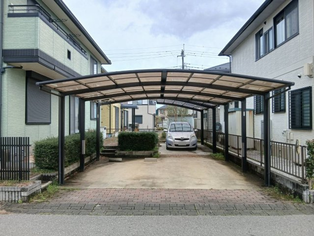 【駐車場／現地写真】ゆったりとした駐車スペースは、並列2台、合計3台駐車可能。コンクリート仕上げ。