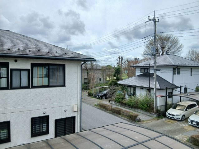 【建物からの眺望／現地写真】バルコニーからの景色です。隣接した建物との間隔が広く、日当たり良好です。