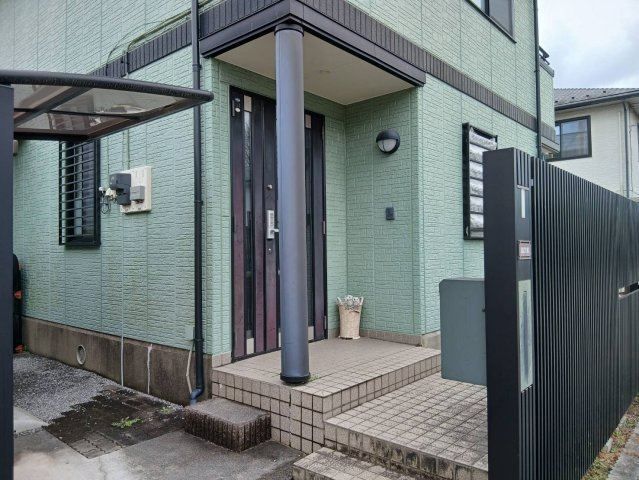 【エントランス／現地写真】ゆったりとした玄関。屋根付きのポーチを採用して、雨の日に配慮しています。