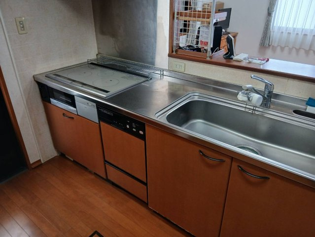 【キッチン／現地写真】対面式キッチンで会話が弾みそうです。便利な食洗機も設置されています。