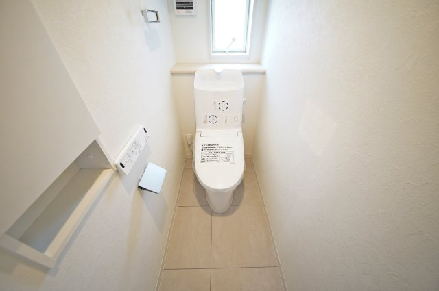 白を基調とした清潔感あるトイレ、温水洗浄機能付きです