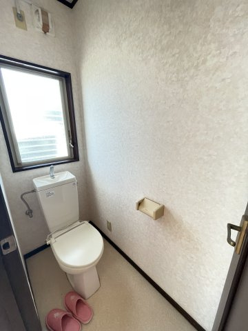 1階洋室6帖横のトイレです。