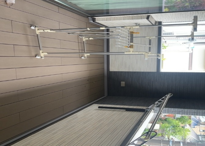 バルコニーは、室外の専用スペースのうち、「屋根がなく開放された空間」であるものを指します。ベランダより広いタイプのものが多く、日当たりもよいため家庭菜園などを楽しみたい人にとって適した環境となります。