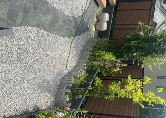 庭があることでガーデニングや家庭菜園はもちろん、こどもの遊び場やペットを放して遊ぶことができます。また、家の周囲に余裕があるということです。隣地との間があれば、十分な日当たりと、風通しが確保できます。
