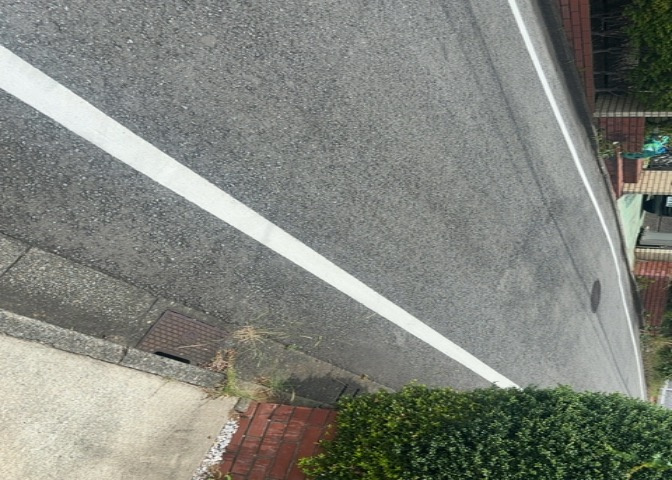 住宅用の土地では前面道路に2m以上接していなければならないと法律で定められています。しかし、お持ちの車のサイズやライフスタイルなどにより、2mでは利便が悪い場合もございますので、事前に確認しましょう。