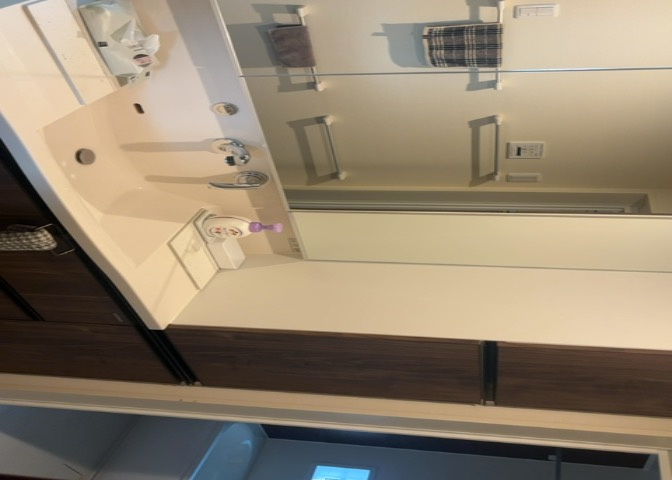 多くの戸建て住宅で見かける洗面脱衣所は、洗面台と洗濯機が2畳ほどのスペースに並べられていて、洗面所が脱衣所を兼ね備えている間取りが一般的です。お客様が利用することもある、パブリックな空間でもあります。