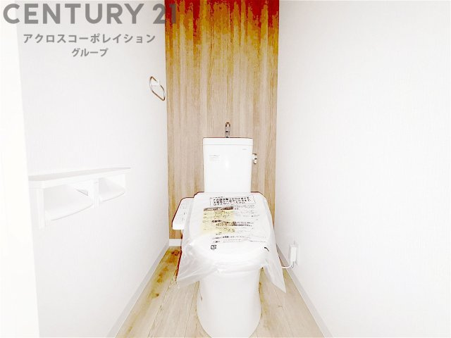 温水洗浄便座付トイレは温水洗浄機能により、暖かい水でおしりを洗浄することができ、冷たい水を使う従来の便座に比べ、温水洗浄機能で暖かいトイレを提供し、快適な使用を可能にします。