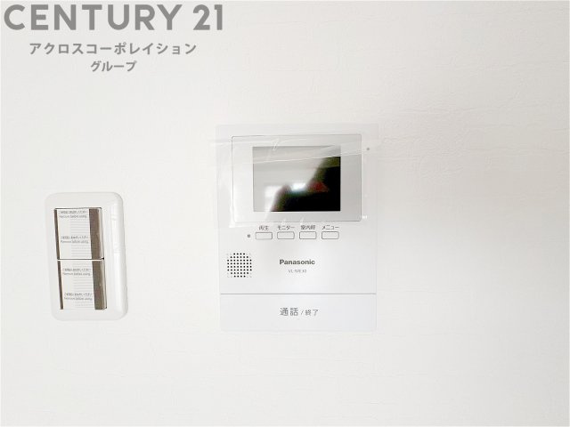 訪問者が来たときにテレビ画面で確認できるため、安心してドアを開けられます。録画機能があるものもあり、留守中に来訪者を記録しておくことができます。利便性が高く、セキュリティ面でも安心です。