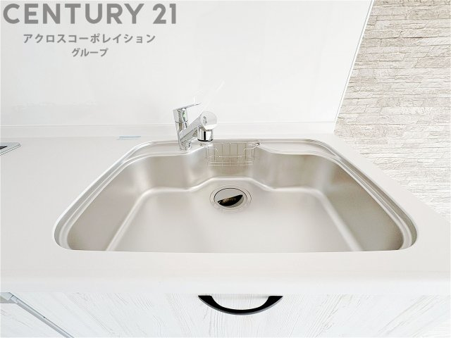 大きなシンクでお鍋などの大きな調理器具を洗う際にも便利です。