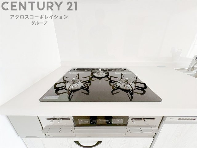 多数の調理器具を同時に使用でき、料理の効率化が可能。省エネで節約になり、様々な料理スタイルに適応できます。また、火力調整が独立しており、手入れや掃除もしやすく、今よりもっとお料理が楽しくなるかも。