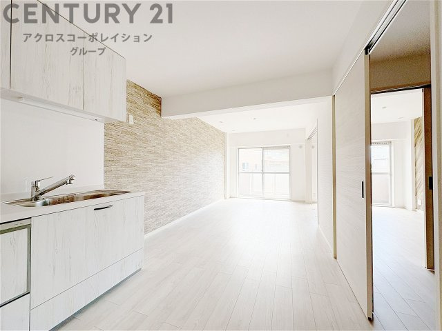 キッチン横のダイニングスペース　料理の受け渡し等に便利です。ダイニングセットを置いても十分な広さを確保。