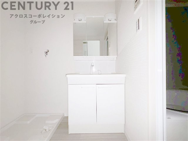 化粧品や洗顔料、歯ブラシなどの必需品をまとめて置ける収納スペースがあり、使用するたびに取り出す手間が省けます。また、水回りのため、濡れても大丈夫な素材が使用されており、お手入れが簡単です。